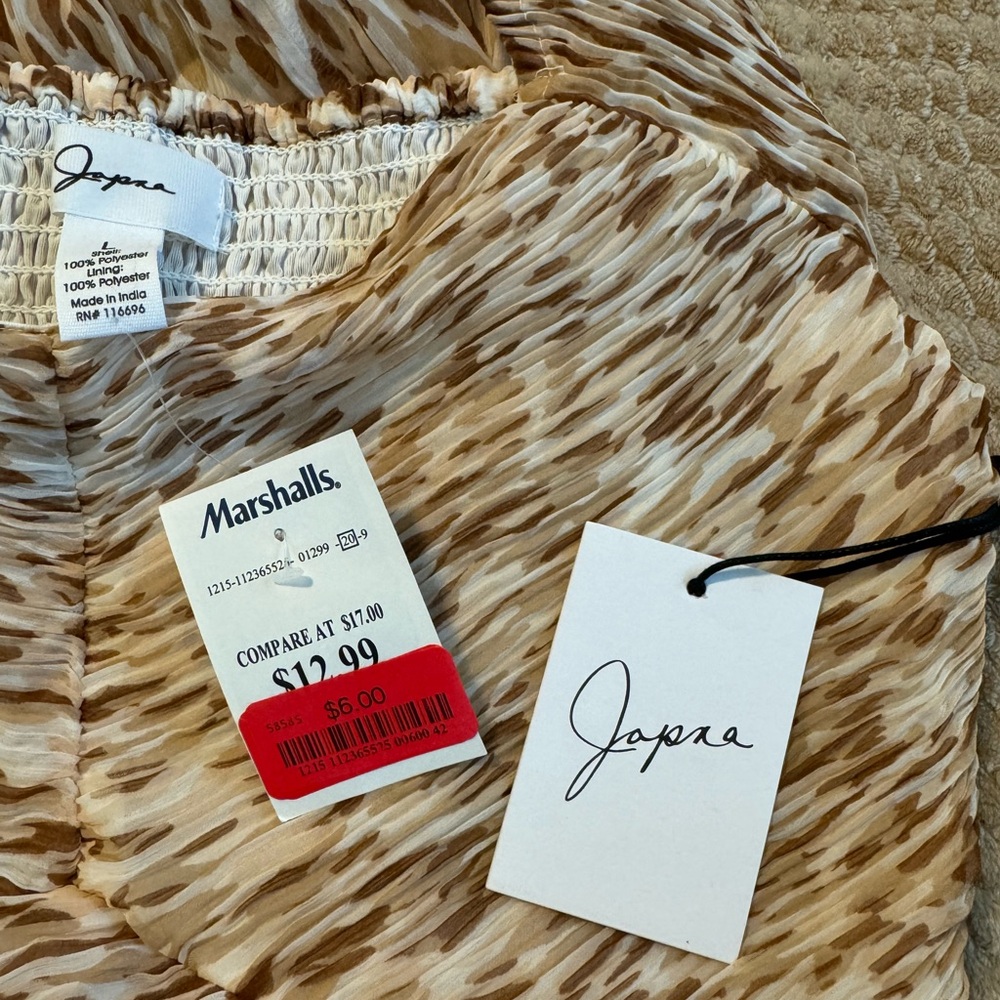 Cheetah print cropped top lantern sleeve. Large.